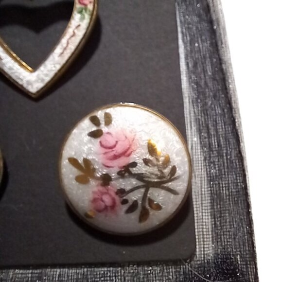 ⛱️ Vtg White & Pink Enamel 3 Piece Set in Gift Bag, Brooch + Button Earrings - Picture 5 of 8